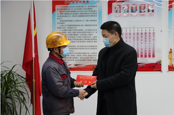 集團公司黨委委員、副總經(jīng)理胡新付到公司走訪慰問
